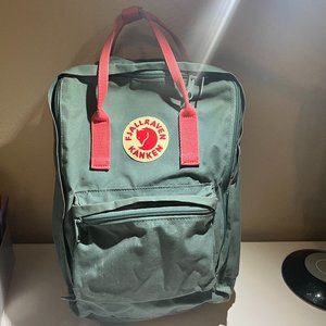Fjällräven KÅNKEN - Laptop 15' bag - Frost green/Peach Pink